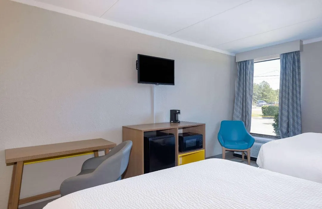 Days Inn & Suites By Wyndham Fort Bragg/Cross Creek Mall-1