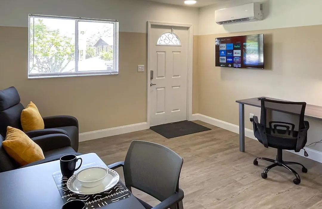 Lazy Cuckoo Inn - Sleek And Stylish Studio Apartments-1