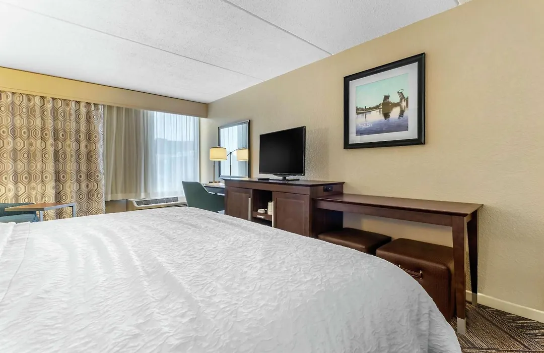 Hampton Inn Green Bay Downtown-1