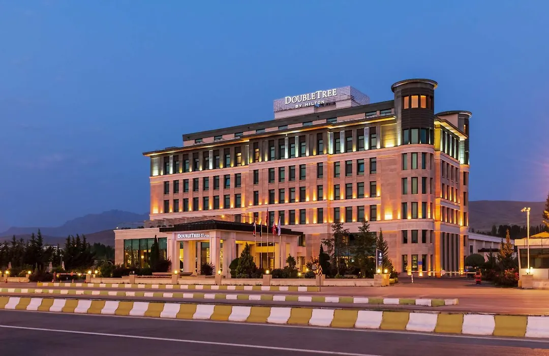Doubletree By Hilton Van-1