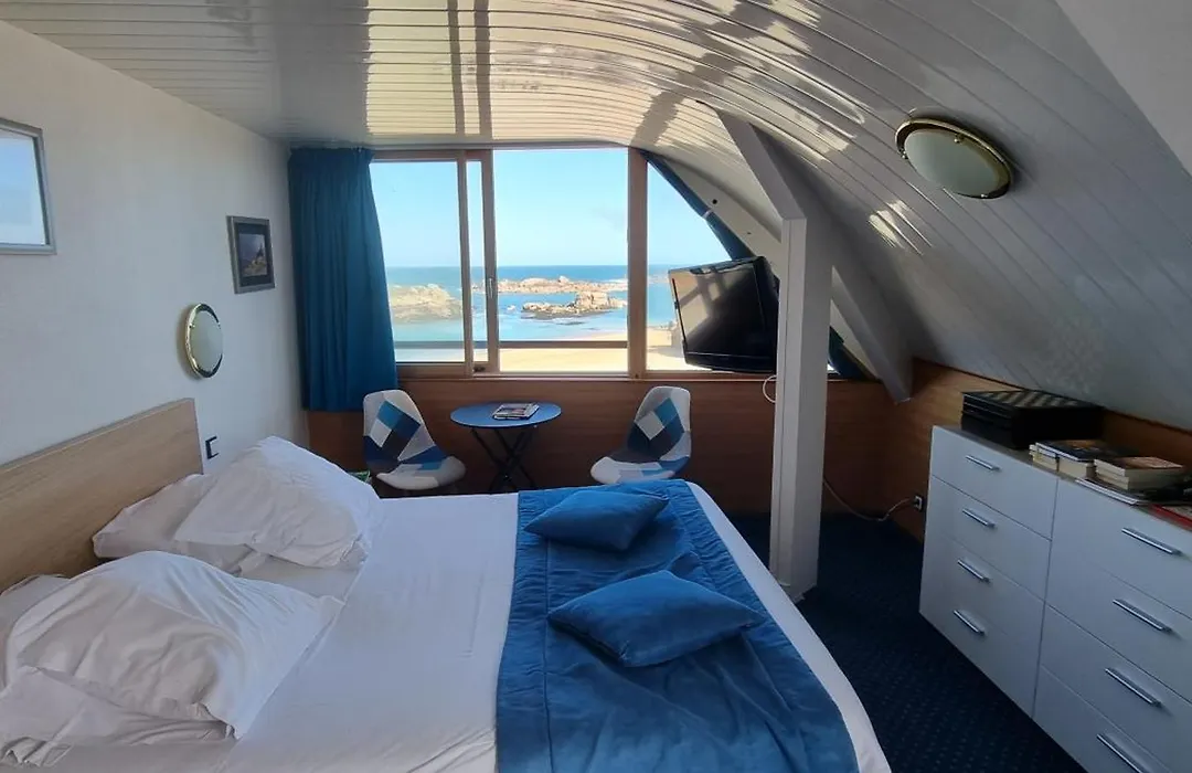 Hotel De La Mer-1