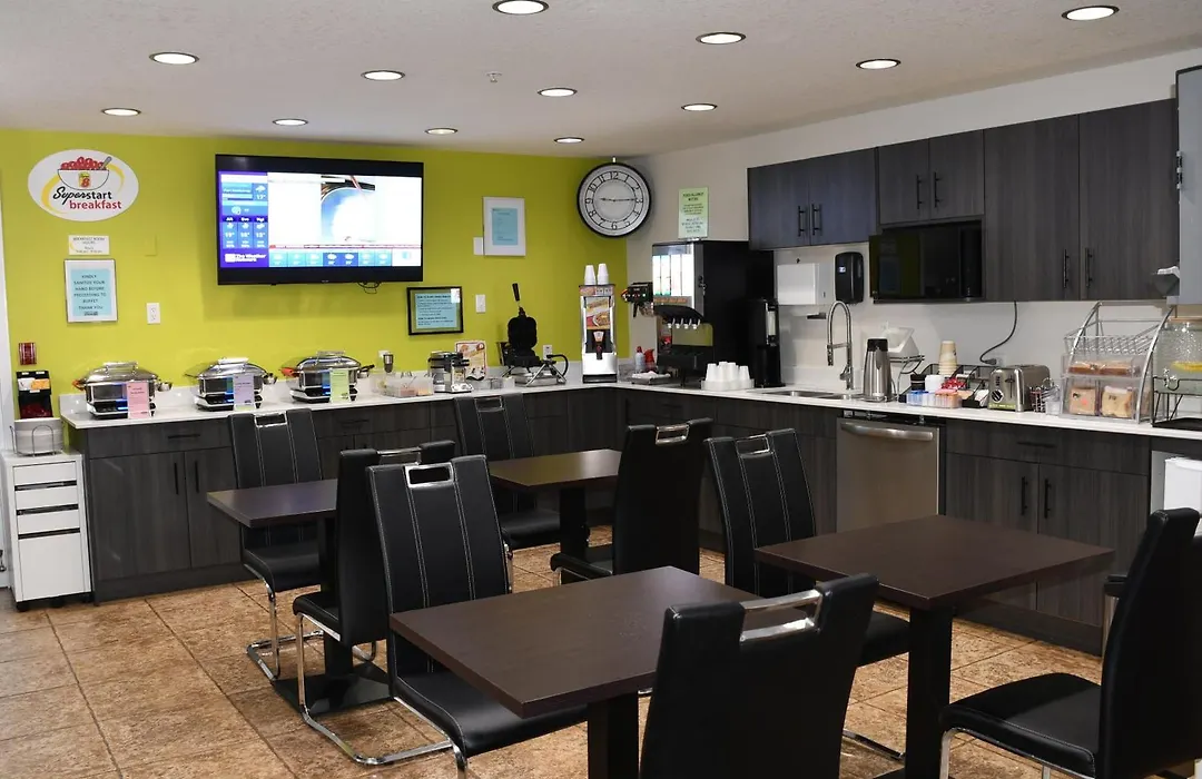 Super 8 By Wyndham Fort Mcmurray-1