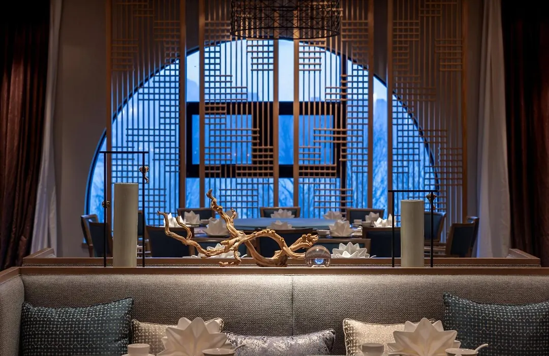 Crowne Plaza Qingdaooriental Movie Metropolis By Ihg-1
