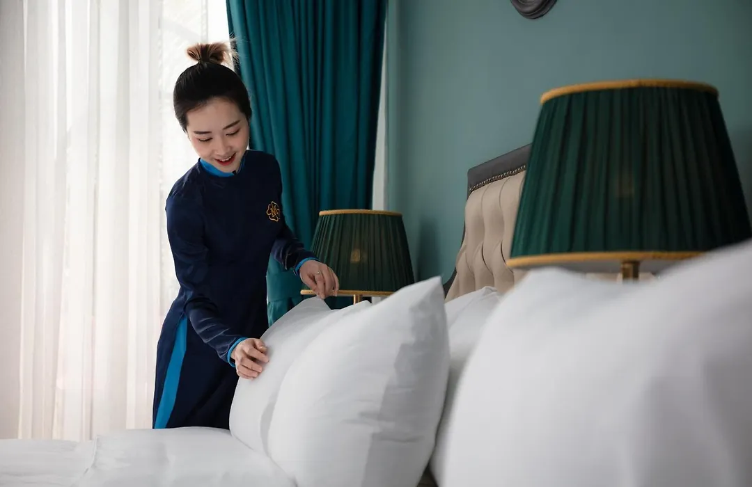 Madelise Palace Hotel & Travel-1