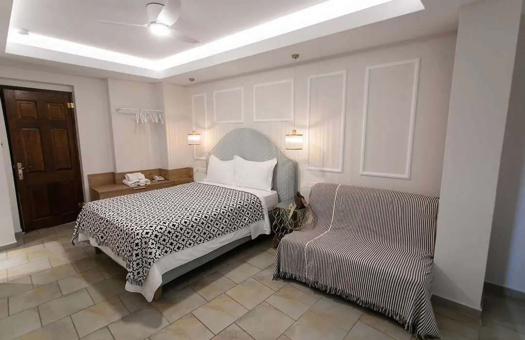 Paradise Hotel-1