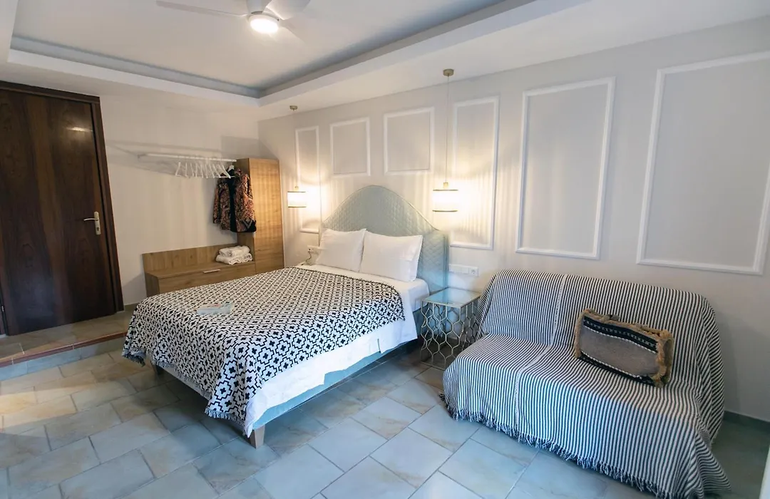 Paradise Hotel-1