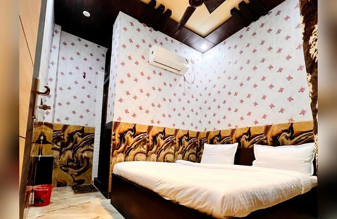 Hotel Raghunandan Inn Near Ram Janambhumi , Parking Available-1