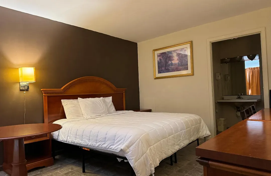 Country Club Inn & Suites-1