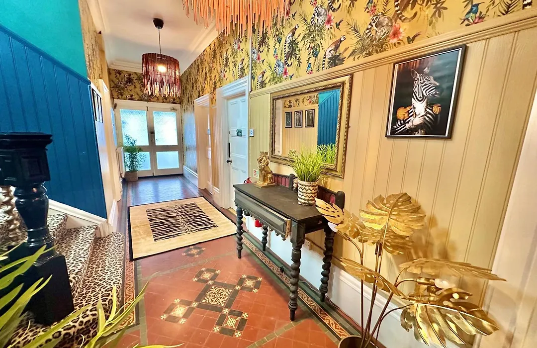 Lemur Lodge - Boutique Apartments - Short Stroll To The Beach-1