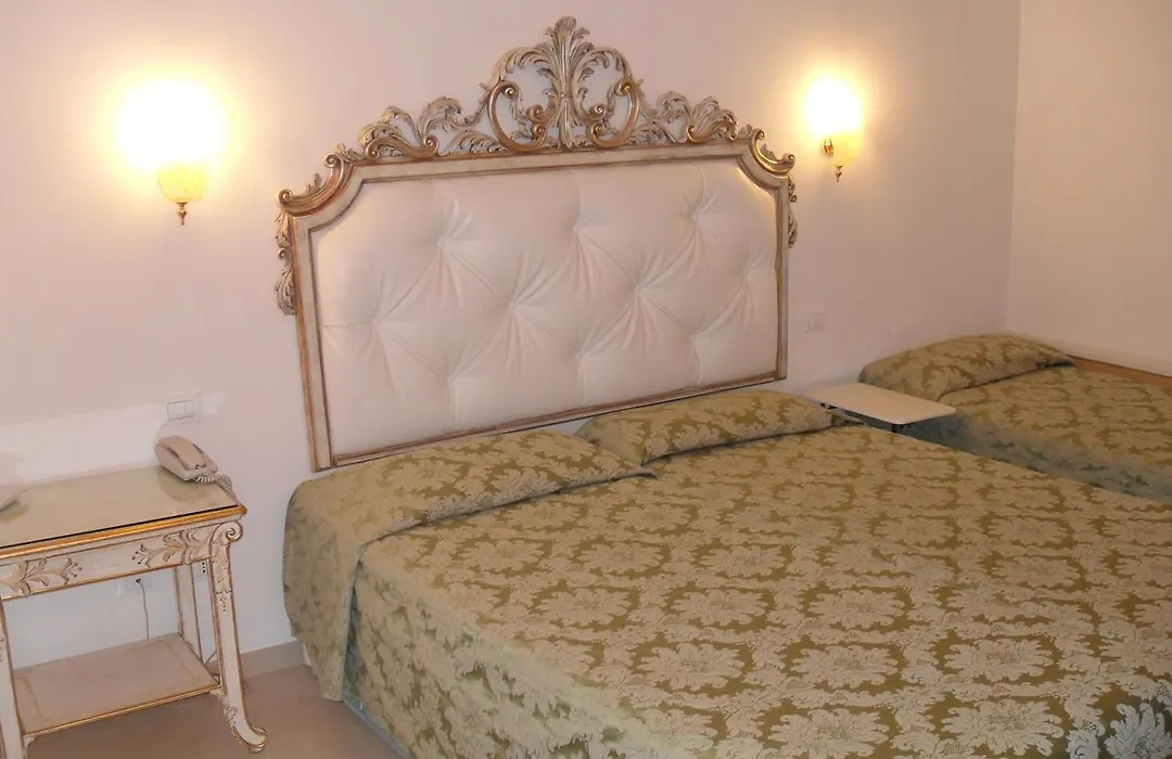Residenza Due Torri Check In Presso Hotel Centrale Vicolo Cattani 7-1