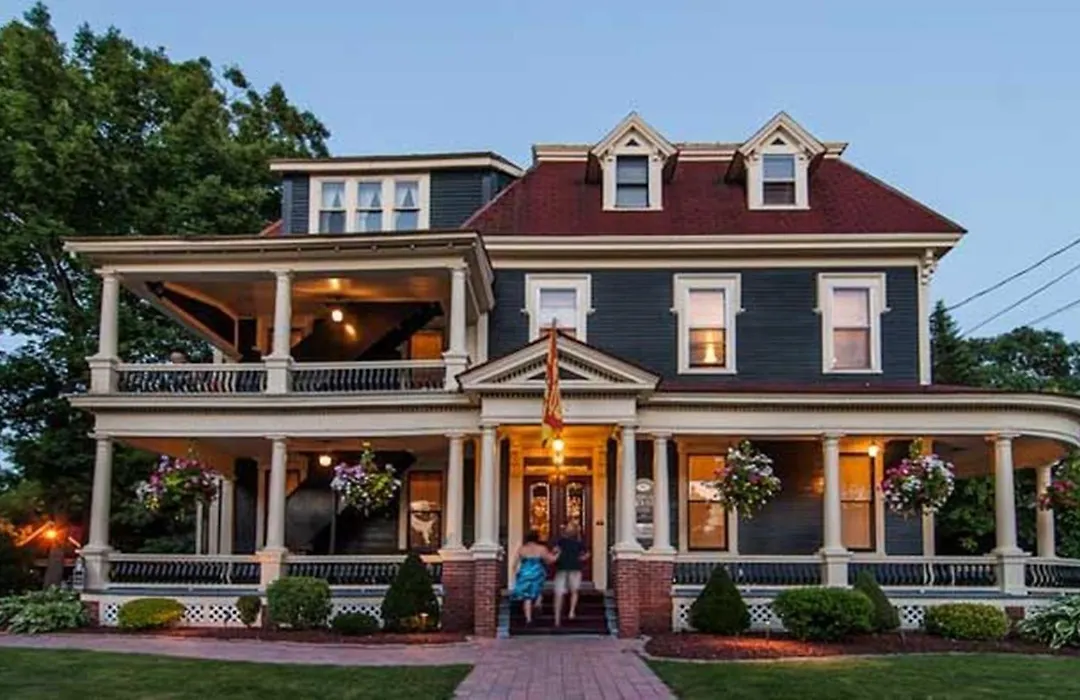 Carriage House Inn-1