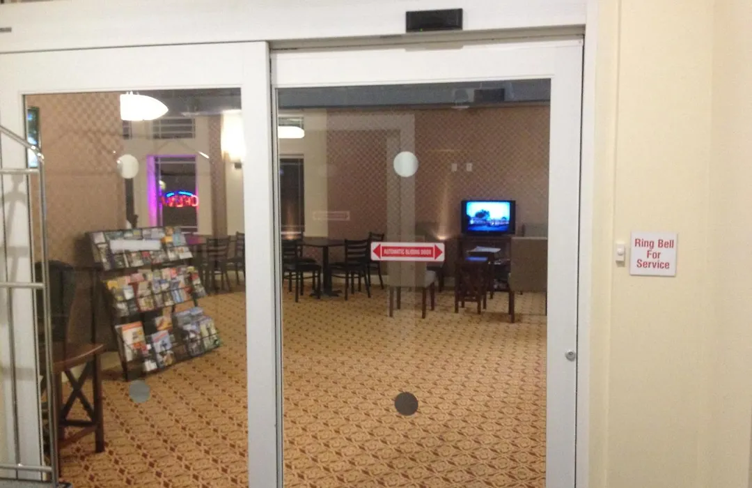 Aashram Hotel By Niagara River-1
