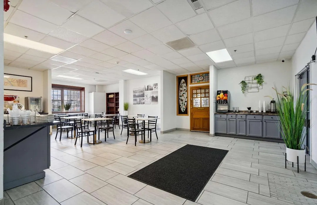 Econo Lodge Inn & Suites Waterloo Downtown-1