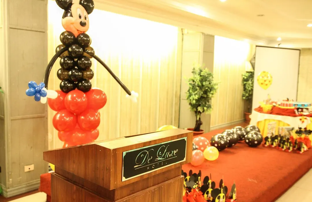 De Luxe Hotel-1