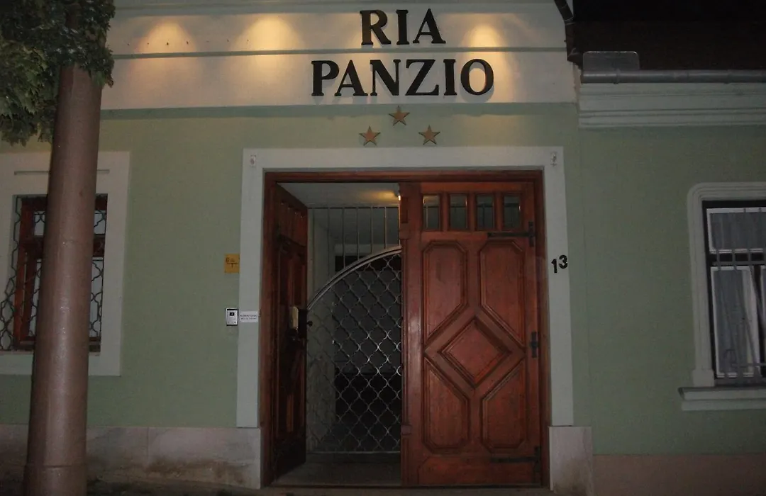 Ria Panzio-1