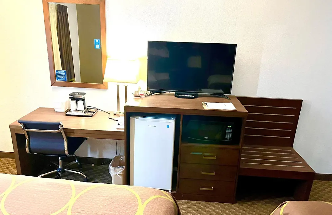 Super 8 By Wyndham Hinton-Free Breakfast,Wifi,Parking-1