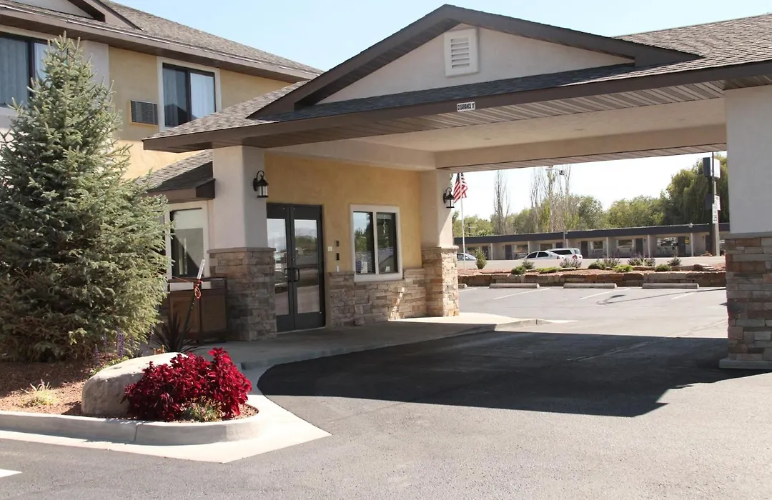 Super 8 By Wyndham Montrose-1