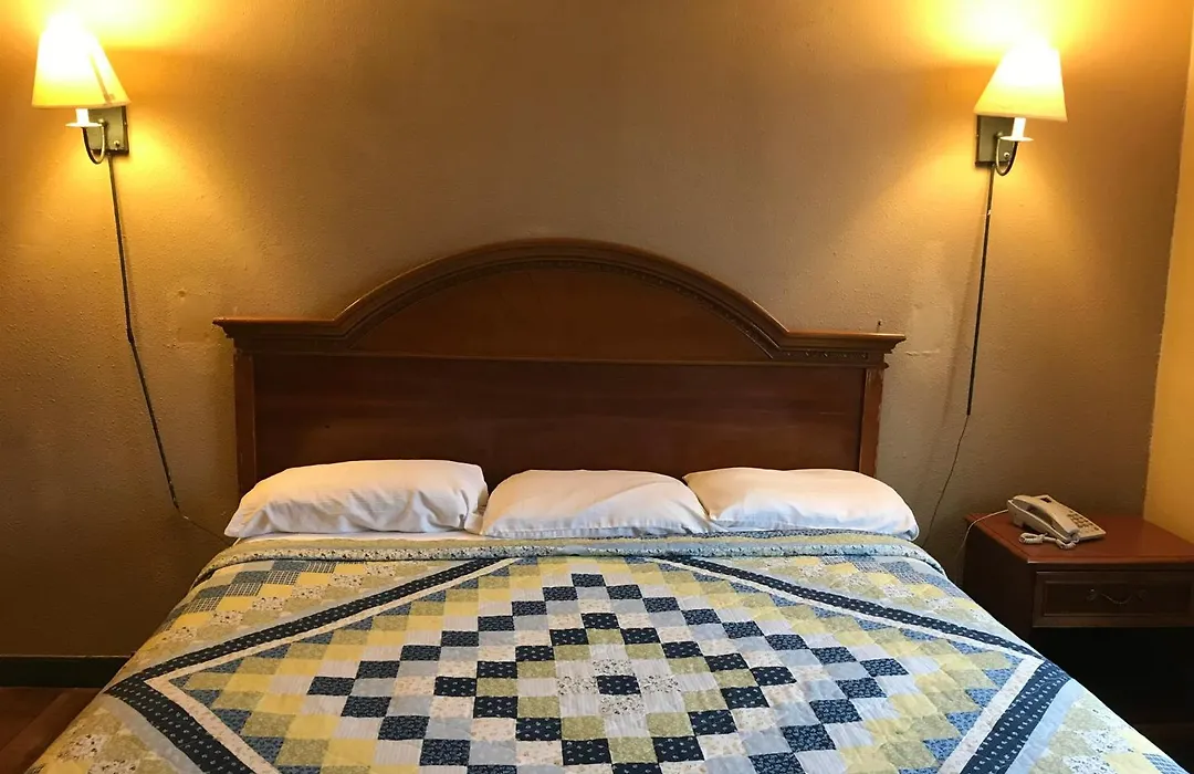 Economy Inn-1