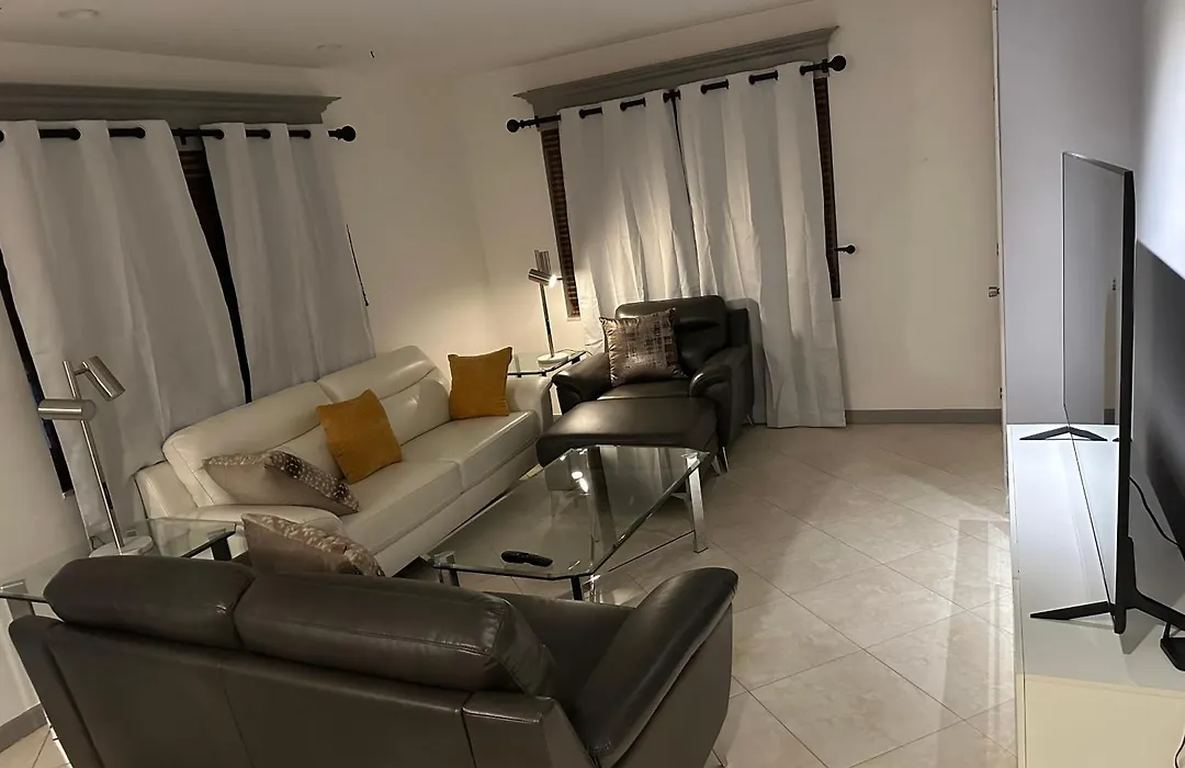 Elles Place-1