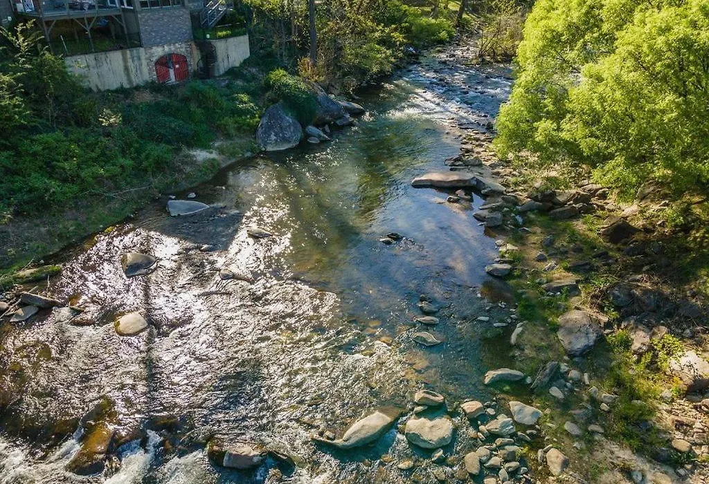 Geneva Hotel & Tiki Bar-1