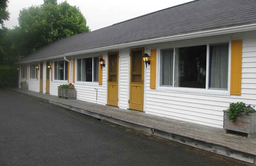 Picket Fence Motel-1