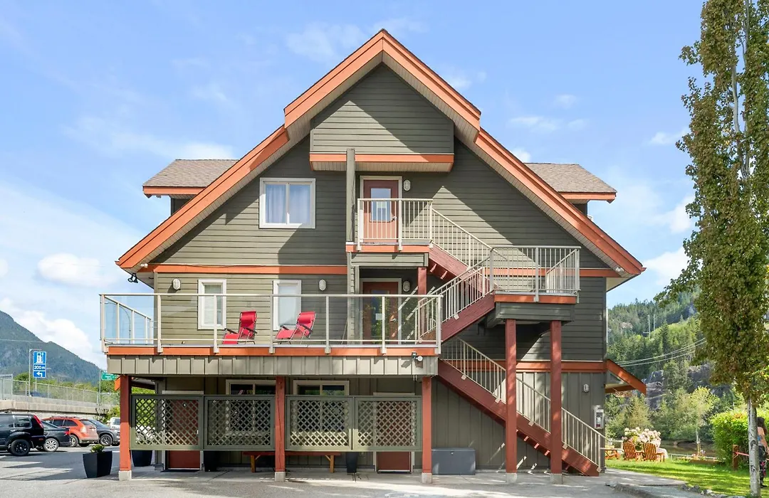 Squamish Adventure Inn-1