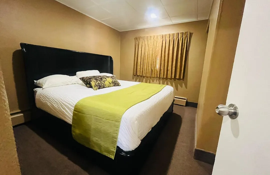 Travelodge By Wyndham Moose Jaw-1