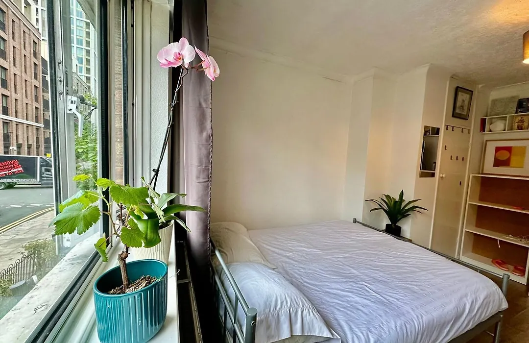 Whitechapel Lindley House R2-1