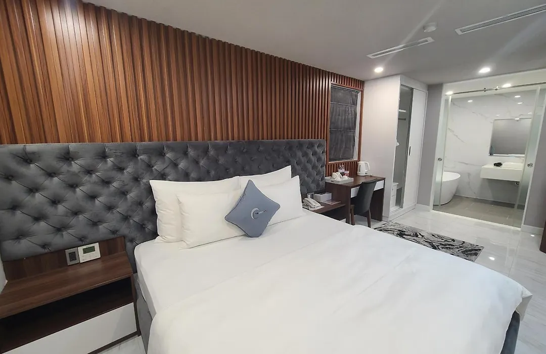 The Moon Hotel 3-1