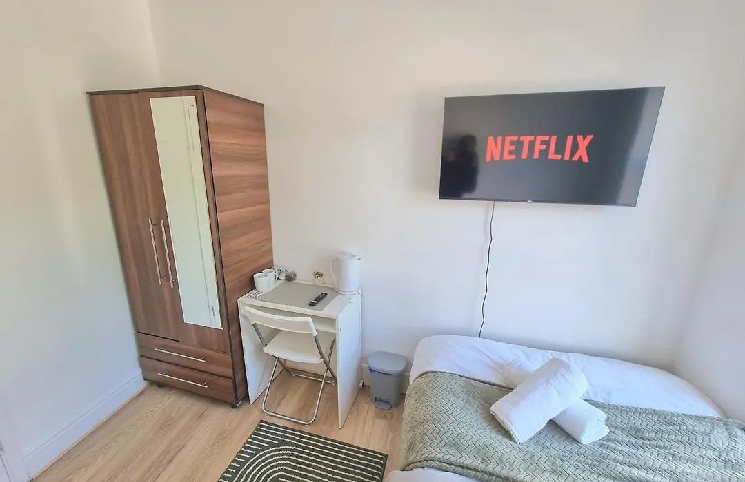Easy Rooms, London Luton Airport -24 Hour Check-In-1