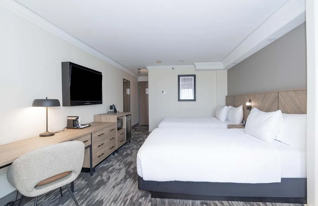 Sandman Signature Toronto Airport Hotel-1