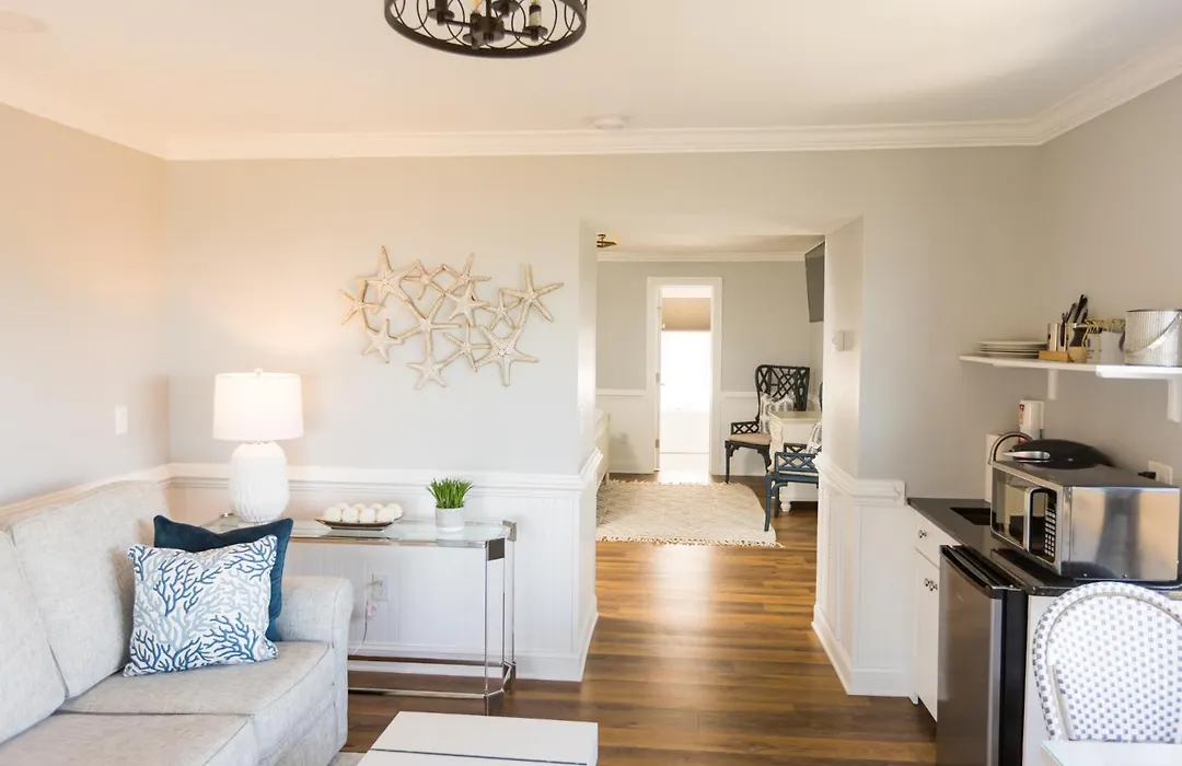 The Burrus House Inn Waterfront Suites-1