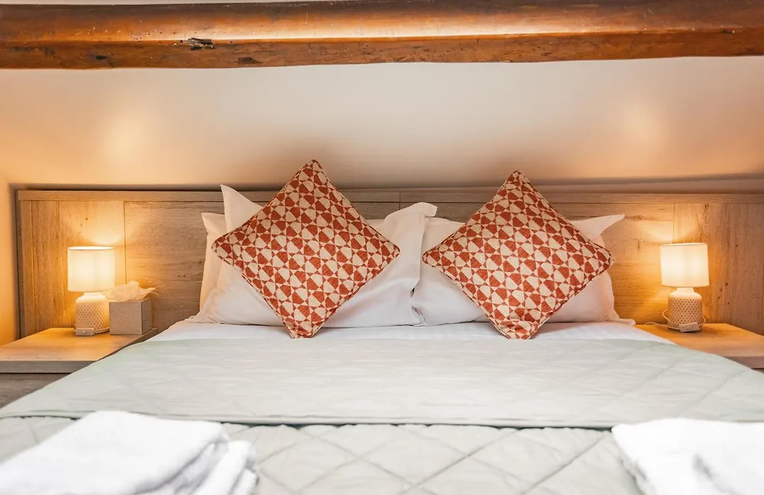 Rooms At The Apple Pie-1
