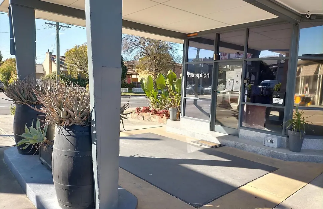 Country Motor Inn-1