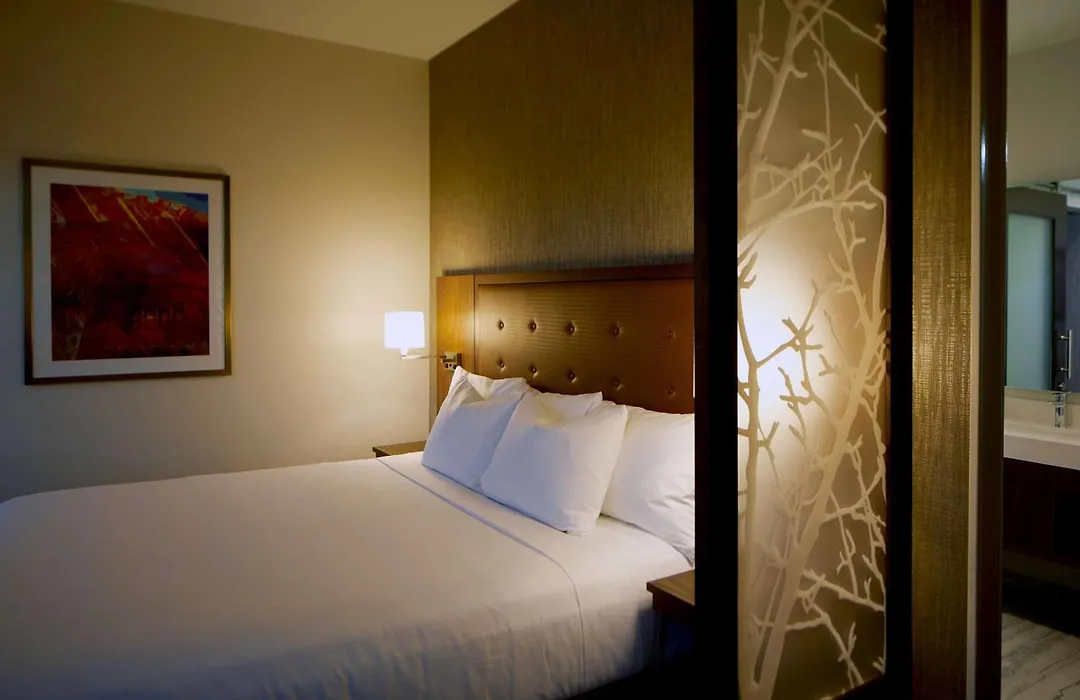Hyatt Place Las Vegas At Silverton Village-1
