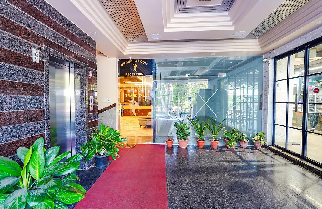 Fabhotel Grand Falcon-1