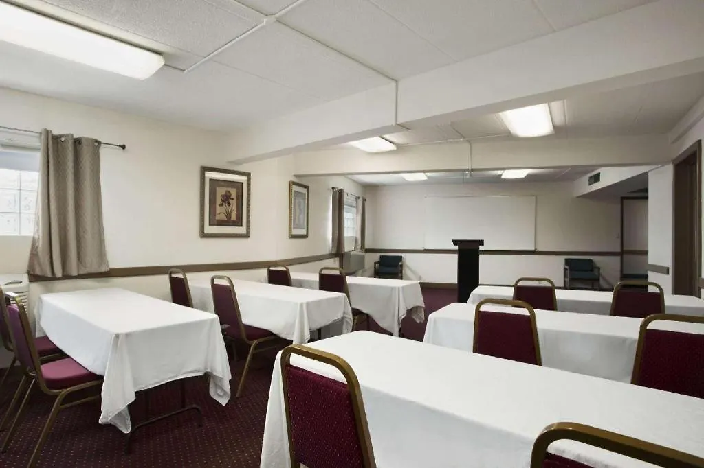 Ramada By Wyndham Pittsburgh/New Stanton-1