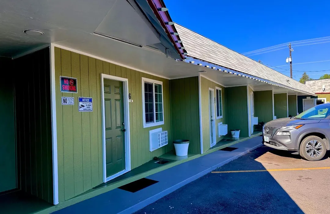 Chalet Motel - Your Cozy Basecamp For Bend Adventures-1