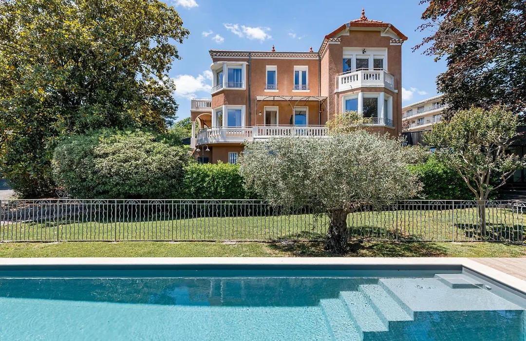 Villa Elisa M-1