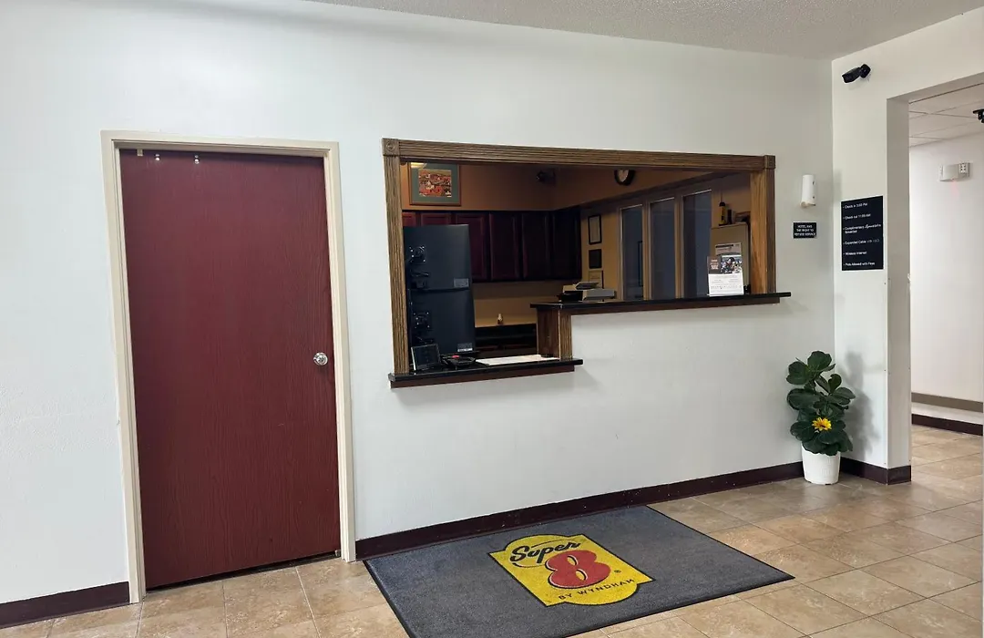 Super 8 By Wyndham Mason City-1
