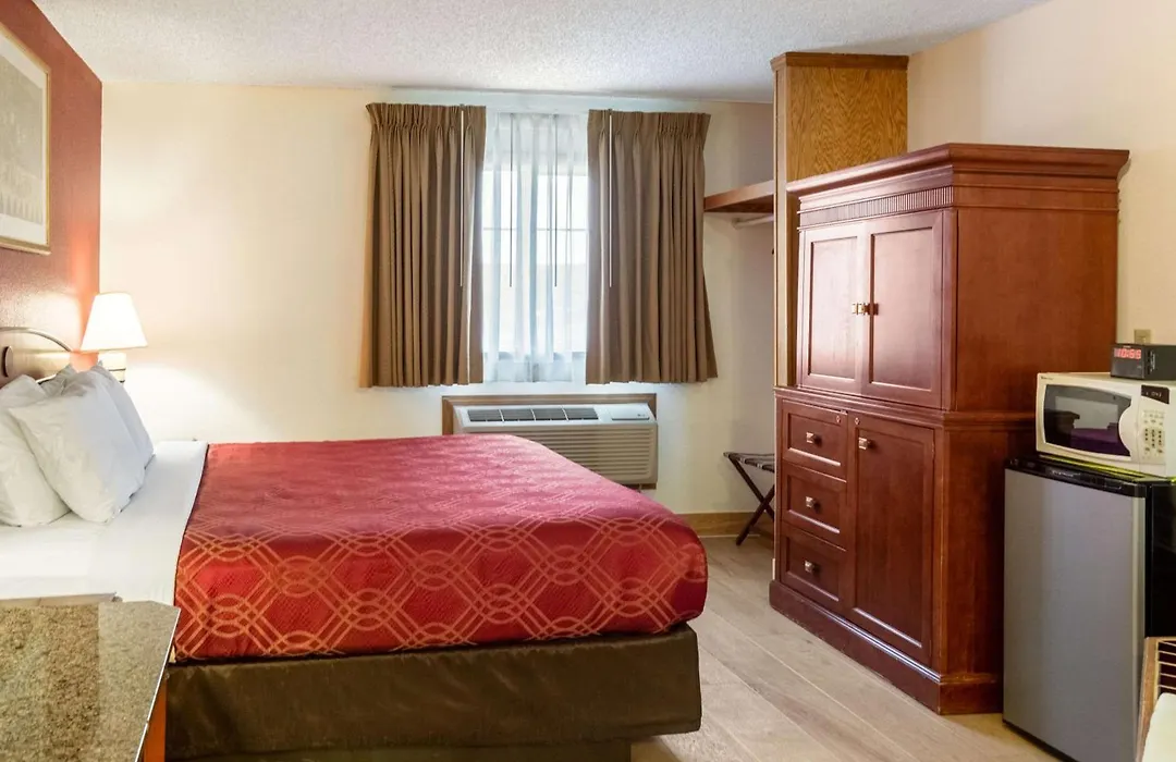Econo Lodge Inn & Suites Madras-1