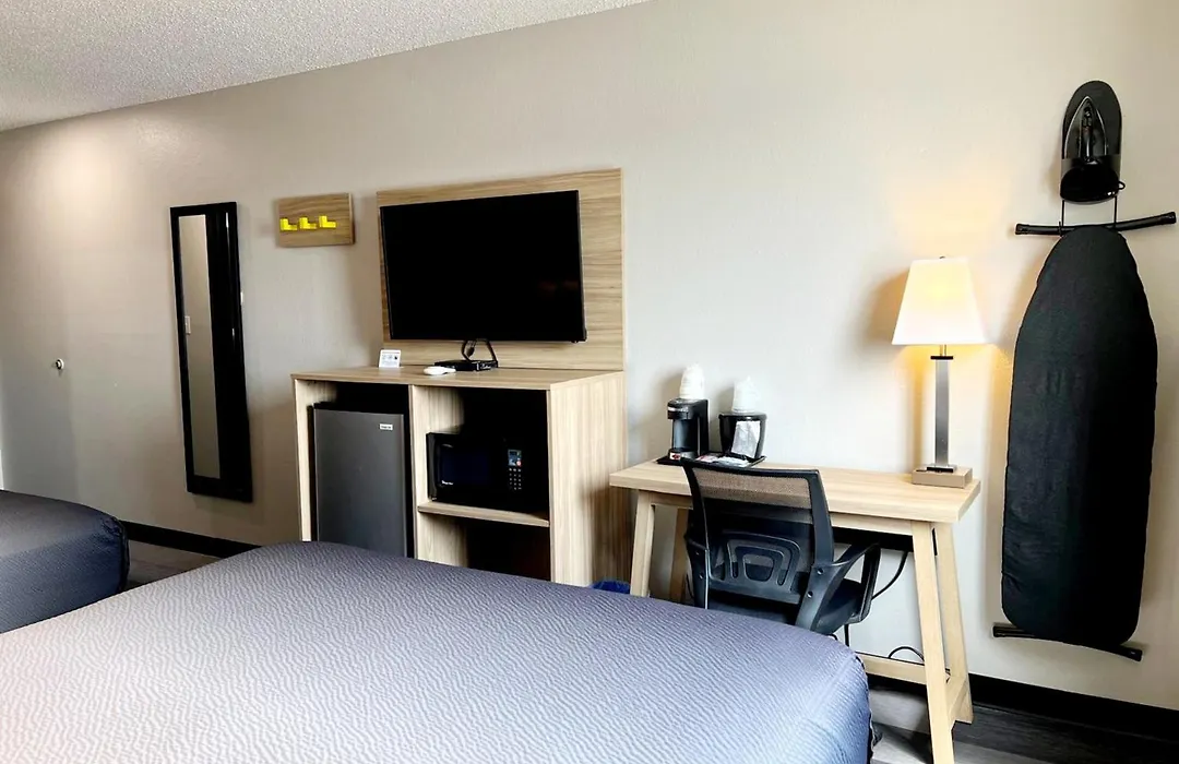 Super 8 By Wyndham Cedar Rapids-1