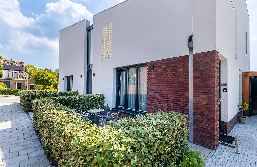 Roosjesweg 2 Luxe studio 400 meter van strand met parkeerplaats-1