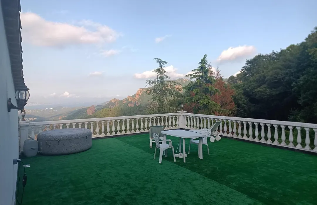 Love Room Avec Spa Jacuzzi Champagne Avec Immense Terrasse Privative De 70M Piscine De 16M-1