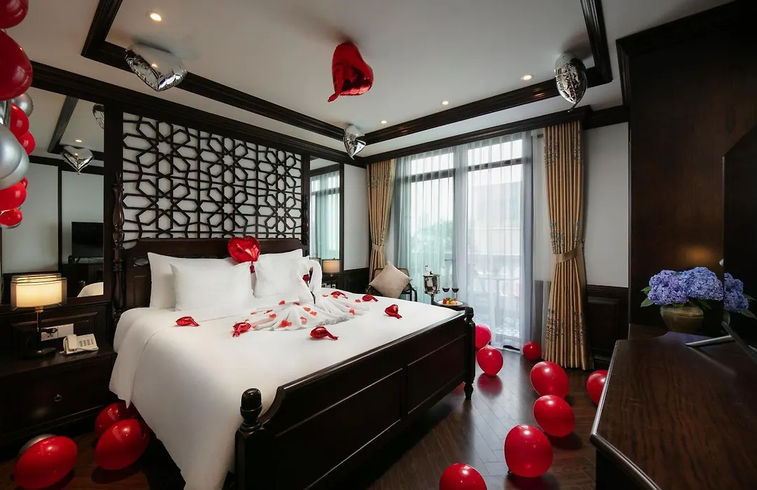 May De Ville Crown Hotel-1