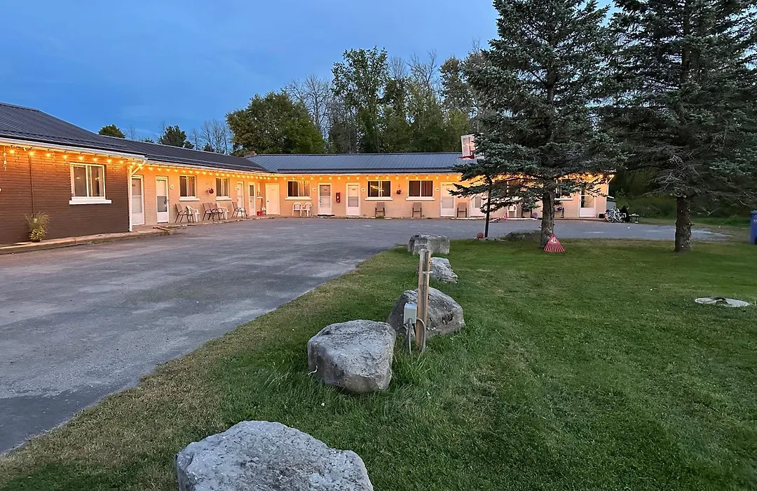 Carriage Inn Motel-1