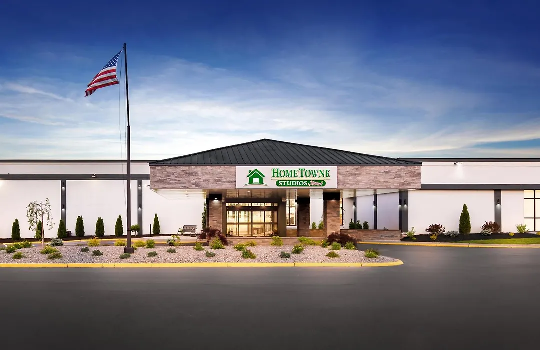 Hometowne Studios By Red Roof & Conference Center Cortland-1