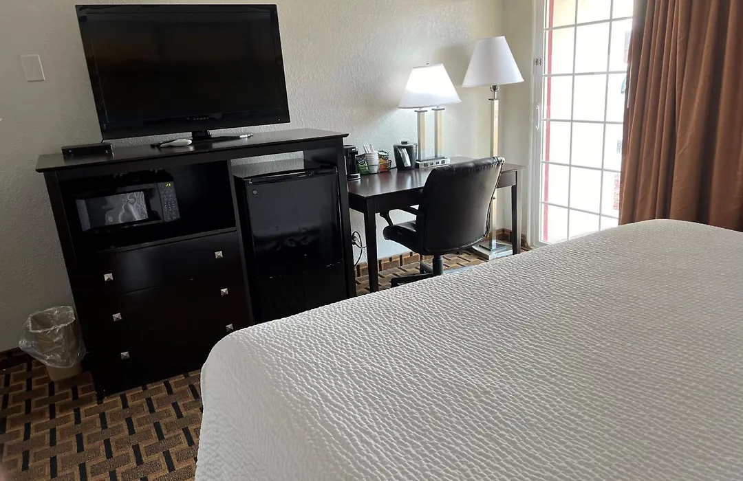 Days Inn By Wyndham Joplin-1