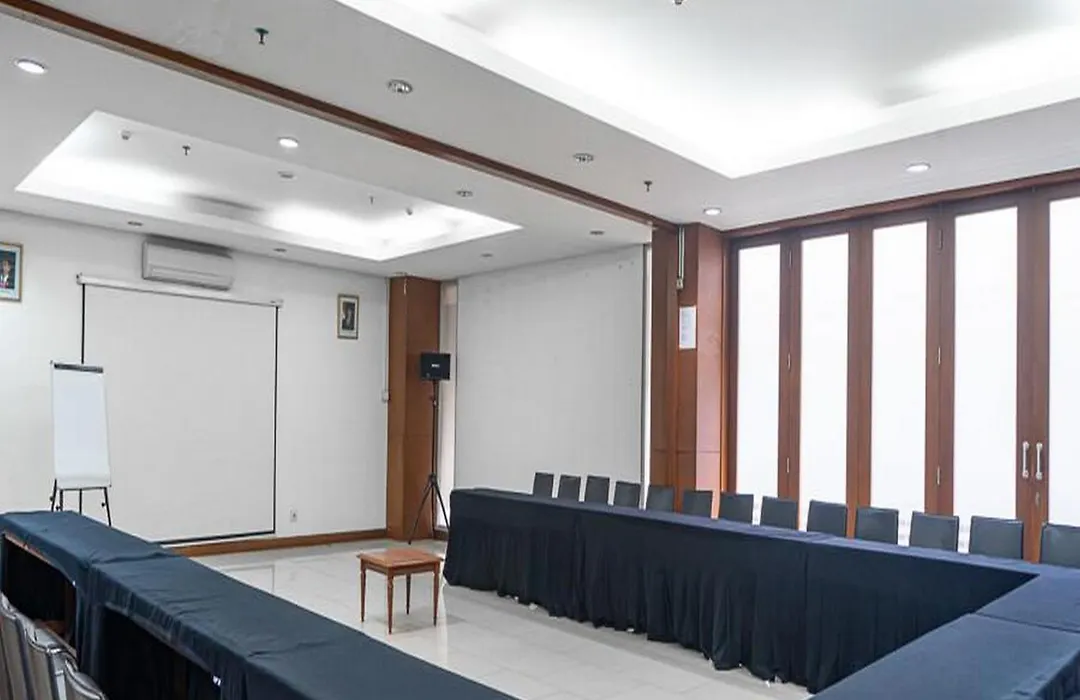 Reddoorz Plus At Blue Pacific Blok M-1