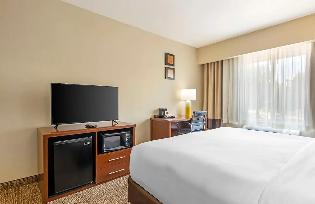 Comfort Suites Near Vancouver Mall-1
